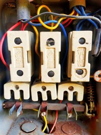 Electricfusedwithwire183733pixahivew400 (1).jpg