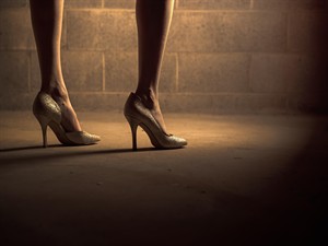 shoegirlwomanfloorfeetleg745664pxherecomw5333.jpg