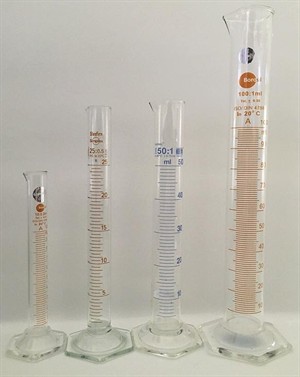 Different_types_of_graduated_cylinder-_10ml,_25ml,_50ml_and_100_ml_graduated_cylinder.jpg