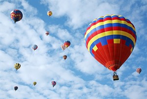 Hot_air_balloons_in_leon.jpg