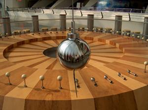 Foucault_pendulum_closeup.jpg