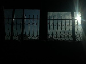 800pxSunrayspassthroughthewindoww600.jpg