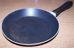 Frying_pan_with_black_handle.jpg