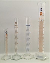 Different_types_of_graduated_cylinder-_10ml,_25ml,_50ml_and_100_ml_graduated_cylinder.jpg