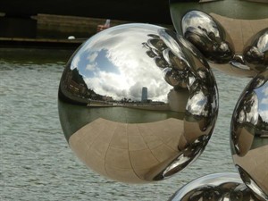 wheelglassreflectionvehiclemetalglobe772443pxherecomw600.jpg